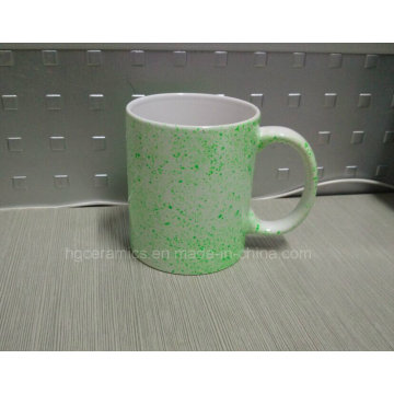 Caneca branca de 11 onças com DOT de néon